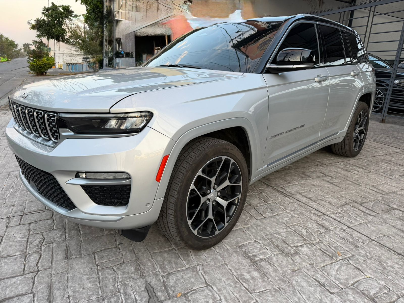 2022 jeep Grand Cherokee Summit 
