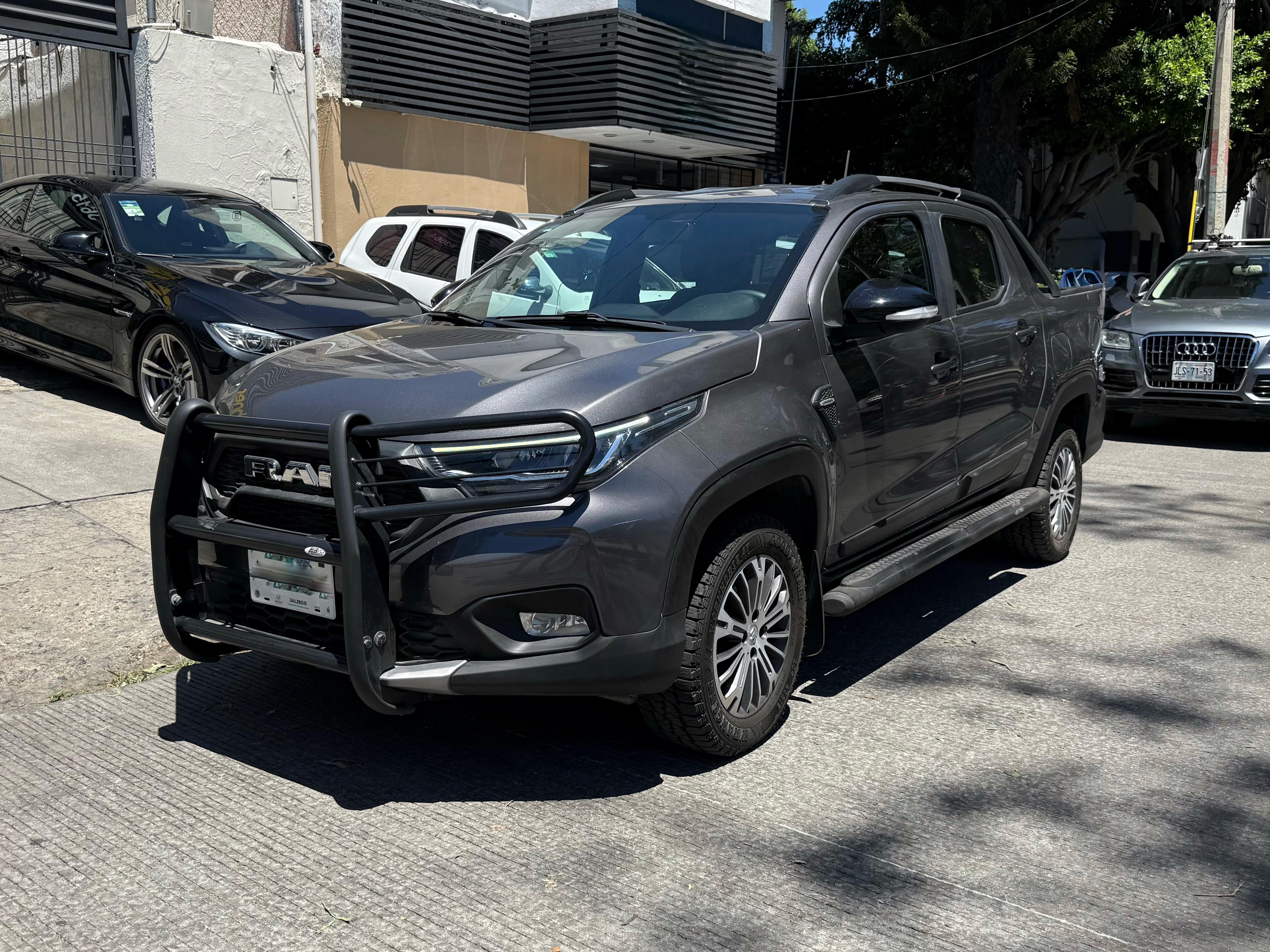 2023 ram 700 Laramie 